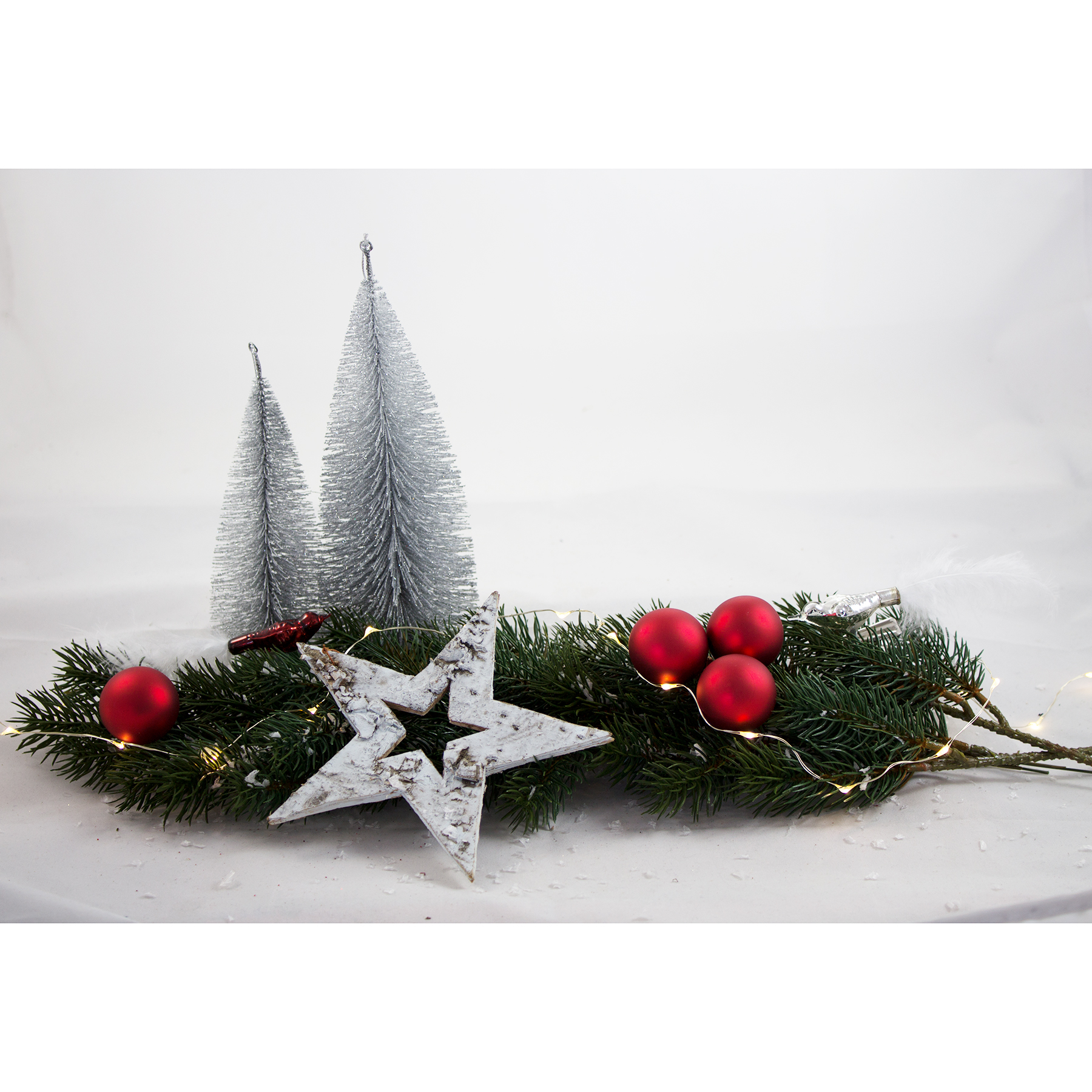 Stimmungsbild-Tannenwedel-Baum-silber-Kugeln-rot-V-gel-glas