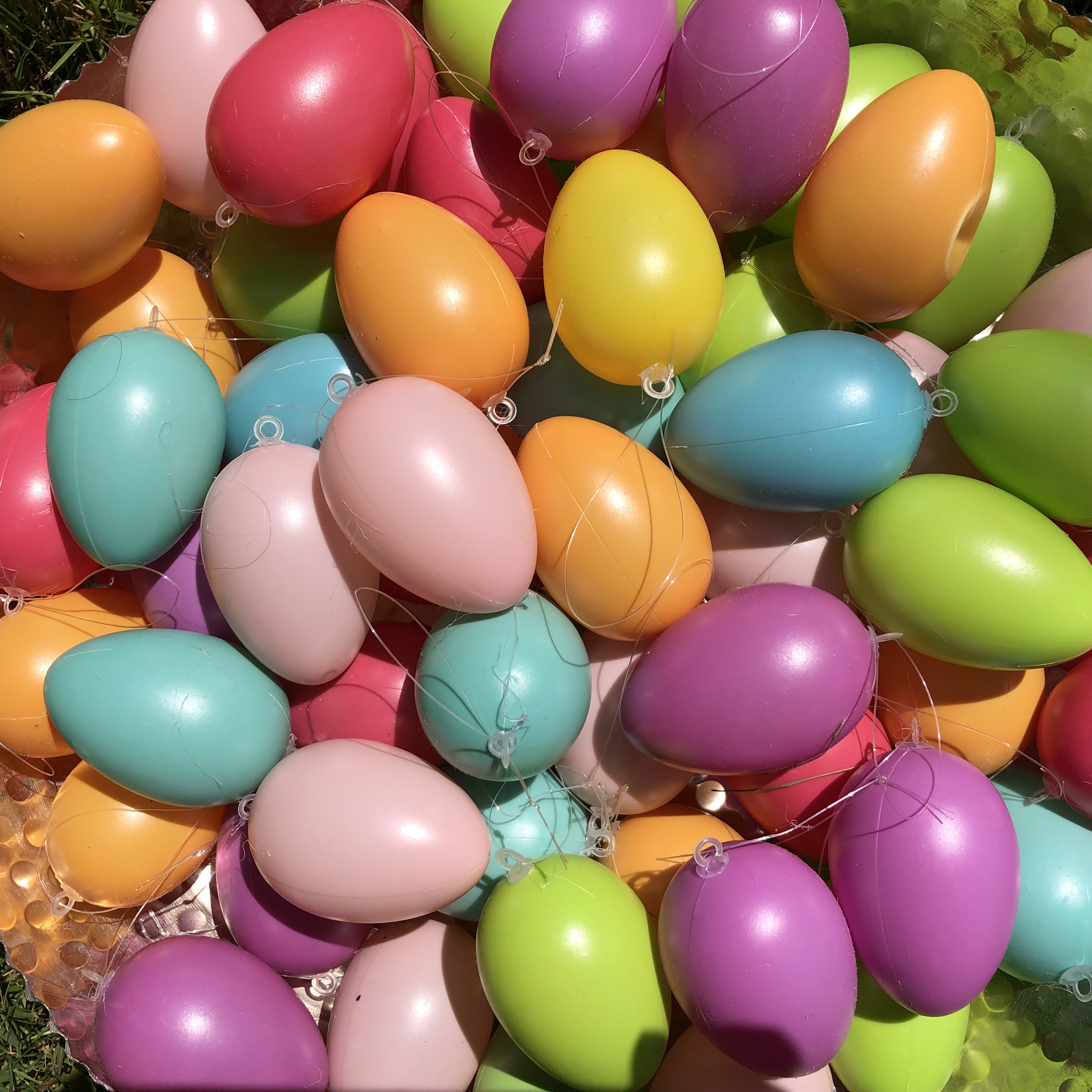 36 x Ostereier aus Kunststoff zum Hängen 6 cm