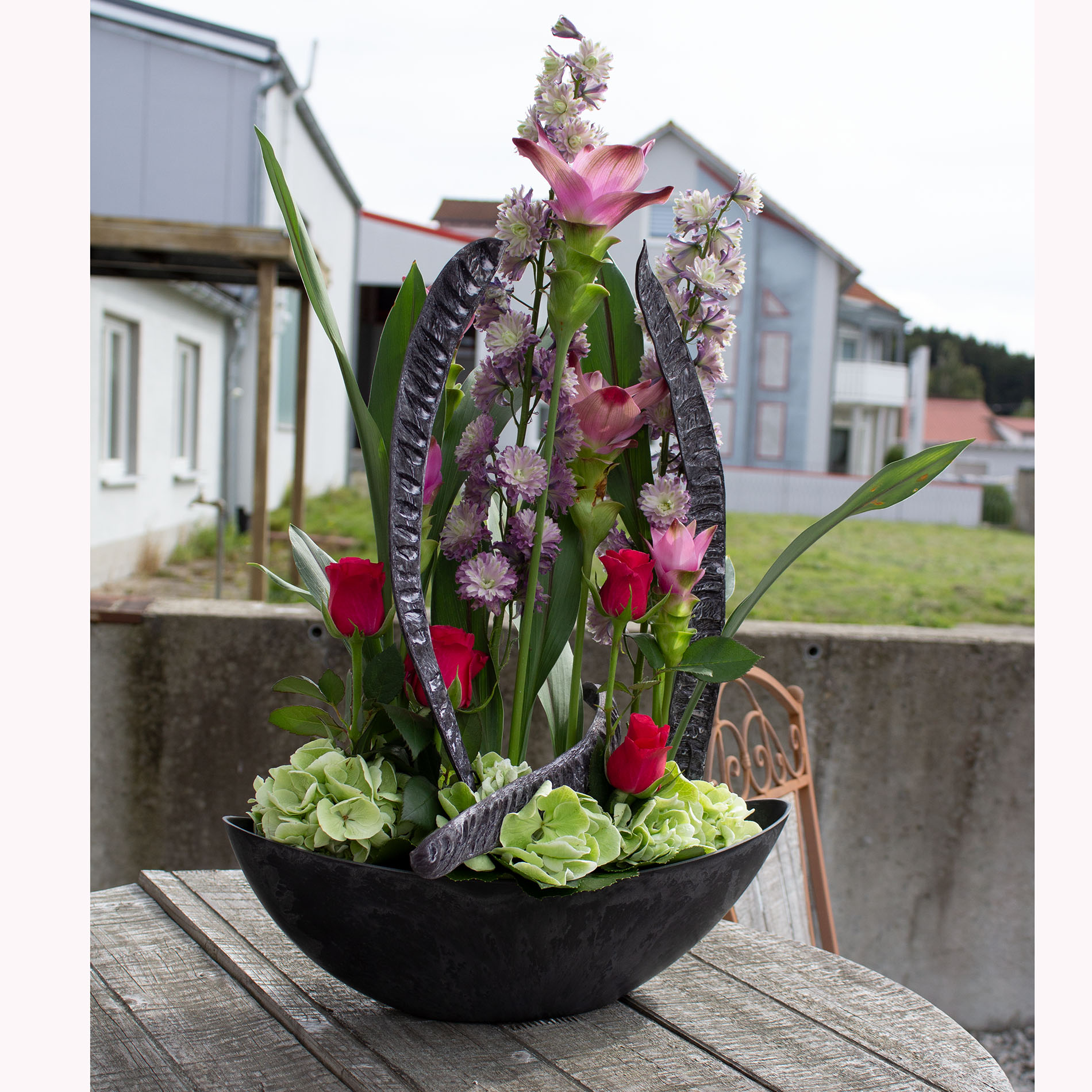 547293_728556_Dekoschale-aus-Schiefer-mit-Blumen