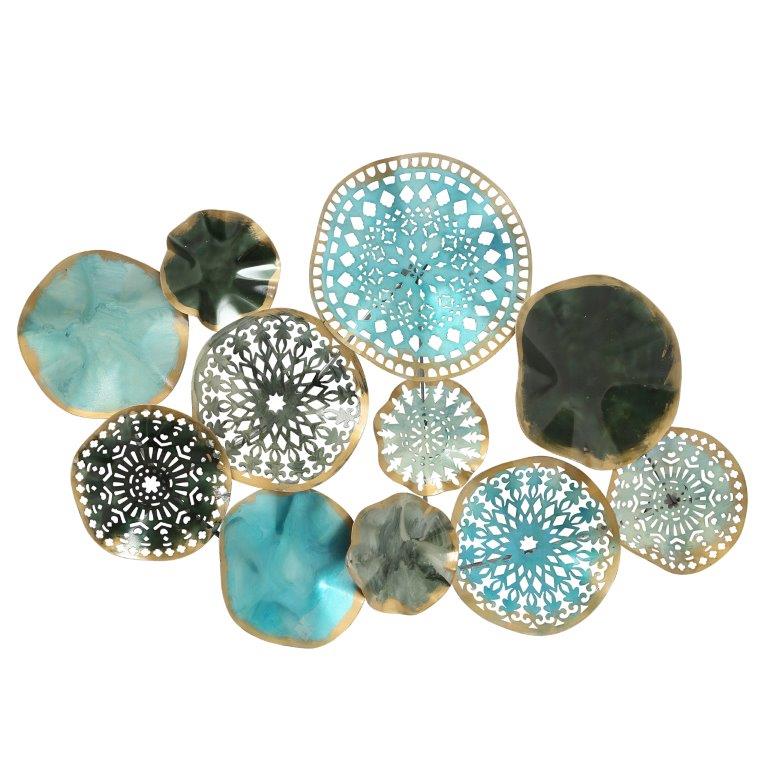 Wandobjekt aus Metall in verschiedenen Formen und Farben