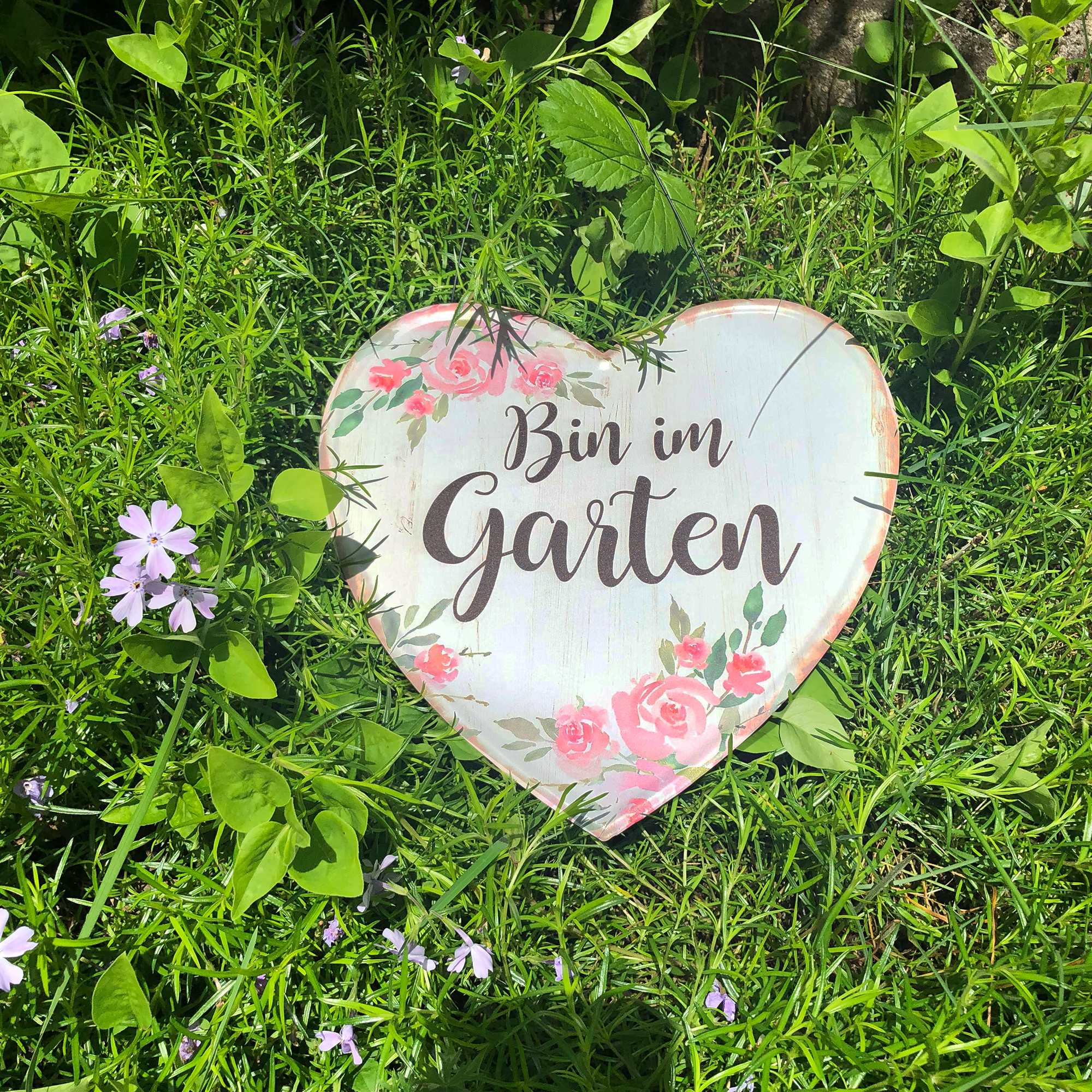 81215UoqoBqwNmoMnC Schild aus Metall in Herzform "Bin im Garten" 25 x 25 cm